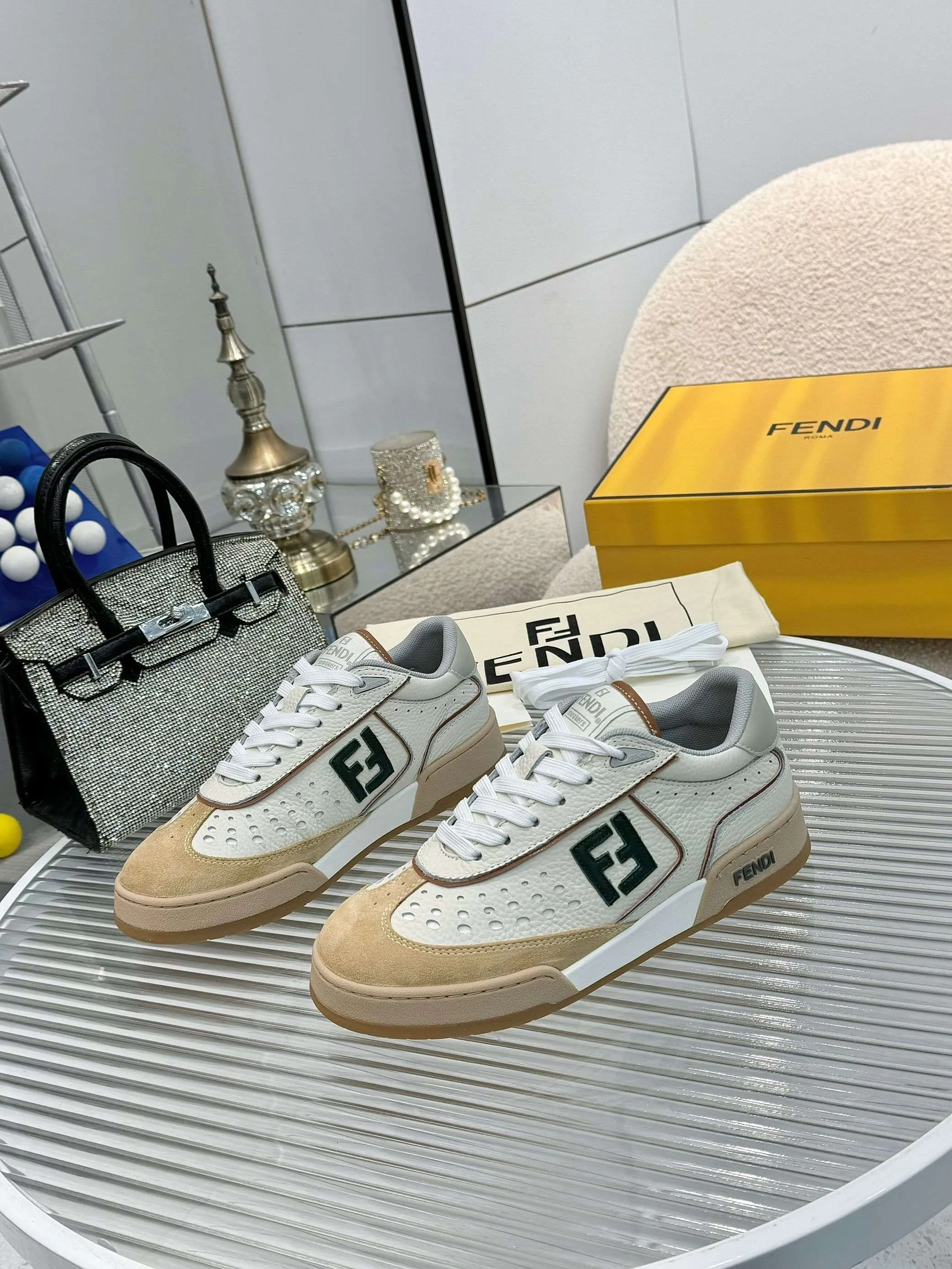 p620🐮🐮New❤Top super A version💯 Fendi Fendi 2025 New Year's King Explosive Style🔥 Many💑stars have the same style FD match. Original purchase for RMB14440. One to one replica. Designer Kim Jones's first sneaker fendi match and Donkey brand Trainer basketball sneakers, fresh blood injection and FF retro design It combines fashion and super comfort. [Wise] Whoever doesn’t grab it will regret it [There are many shoe uppers on the market with different color matching and cut corners in workmanship. The color matching and craftsmanship of my shoe upper are absolutely the same as the genuine products at the counter. Welcome to compare. Feet: Mesh injection molding pads 🎯 Soles: Please look for the original molded multi-color TPU outsole (❌ non-rubber sole) 🎯 Size: Female 35-41 Male 38-45 🎯 Packaging: Original 1:1 matching high-end packaging 🎁